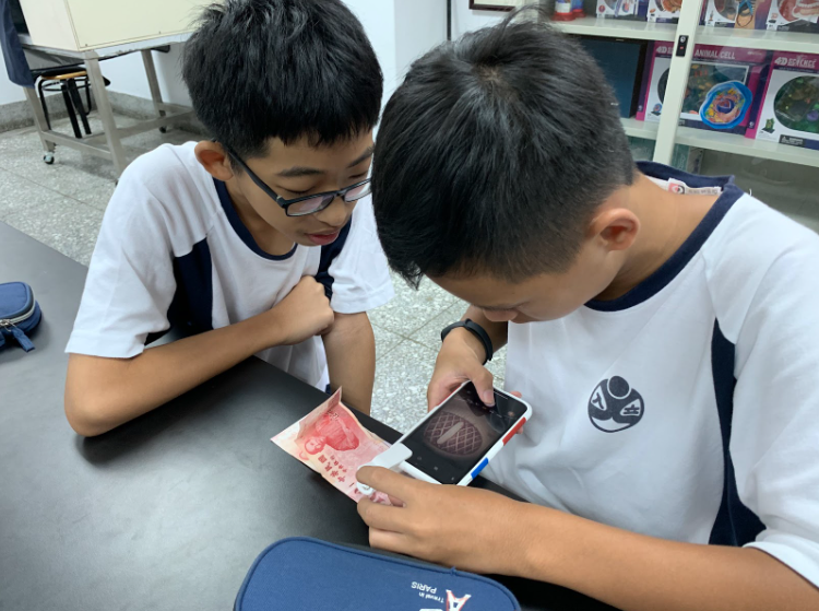 當顯微鏡融入我們的生活：台中立人高中國中部的 uHandy 行動顯微新體驗