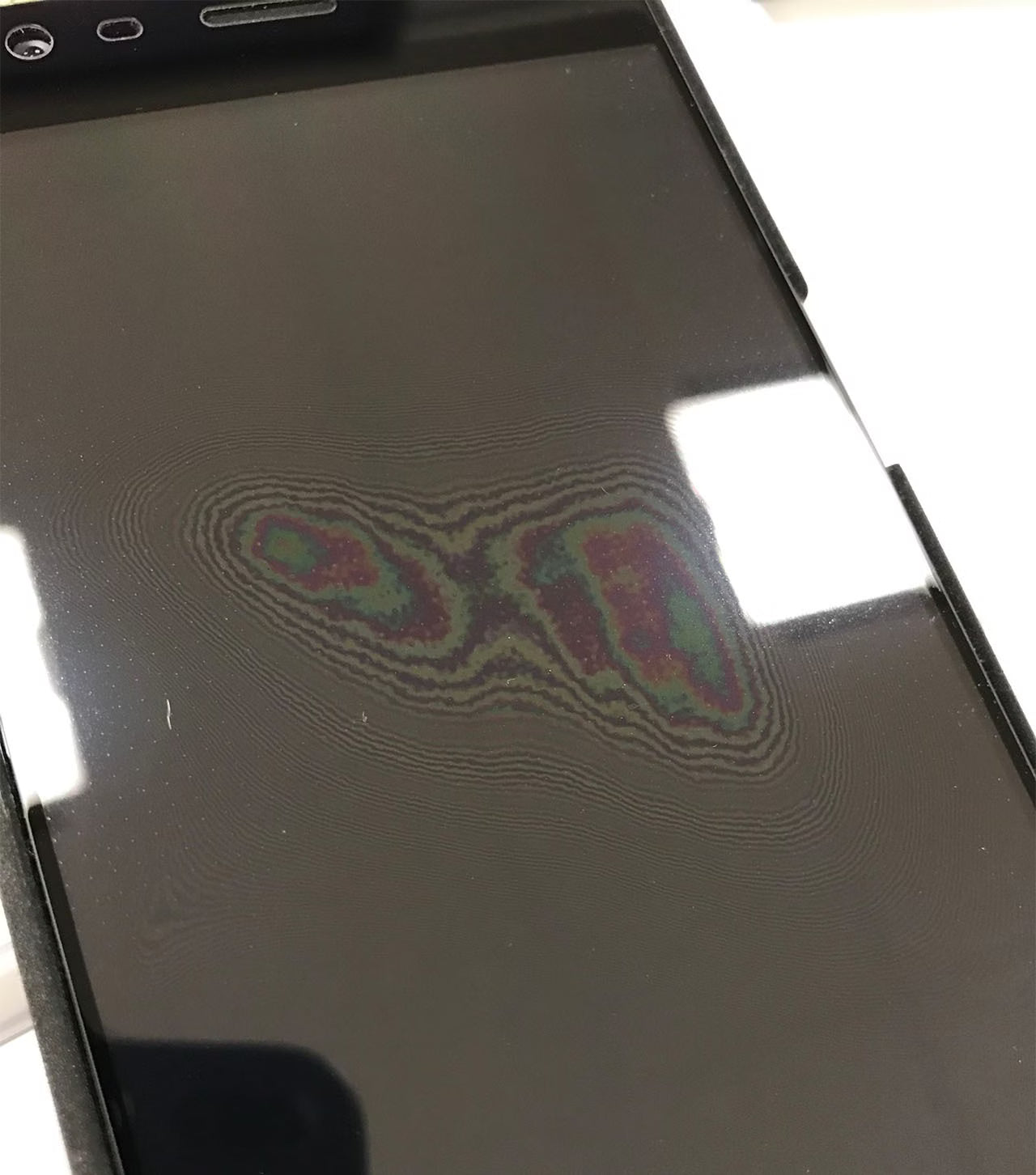 為什麼按螢幕會出現彩虹波紋？牛頓環——很少聽過卻常常偶遇的光學現象