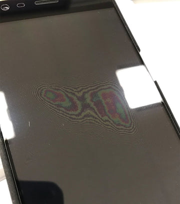 為什麼按螢幕會出現彩虹波紋？牛頓環——很少聽過卻常常偶遇的光學現象
